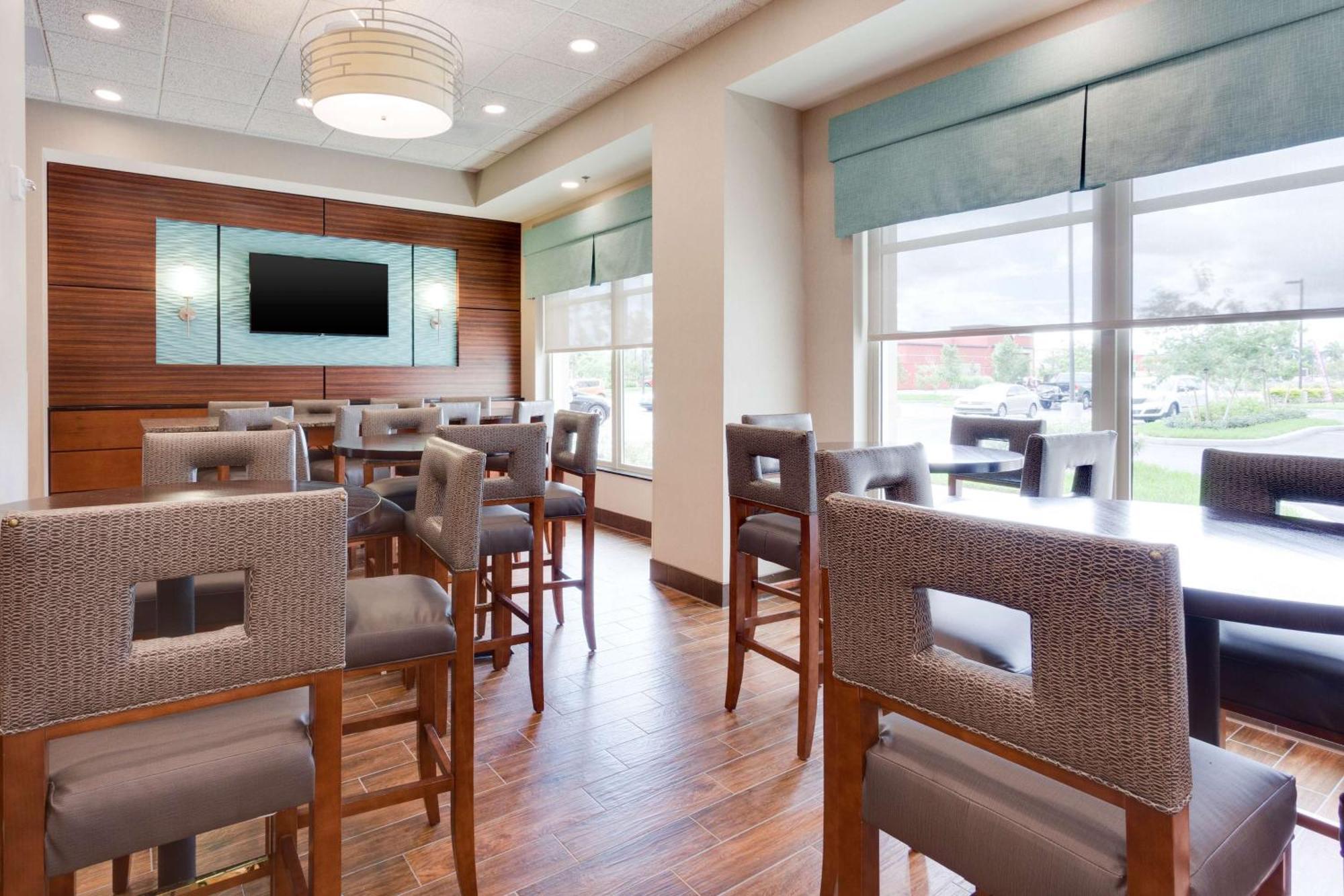 Drury Inn & Suites Fort Myers Airport Fgcu ภายนอก รูปภาพ